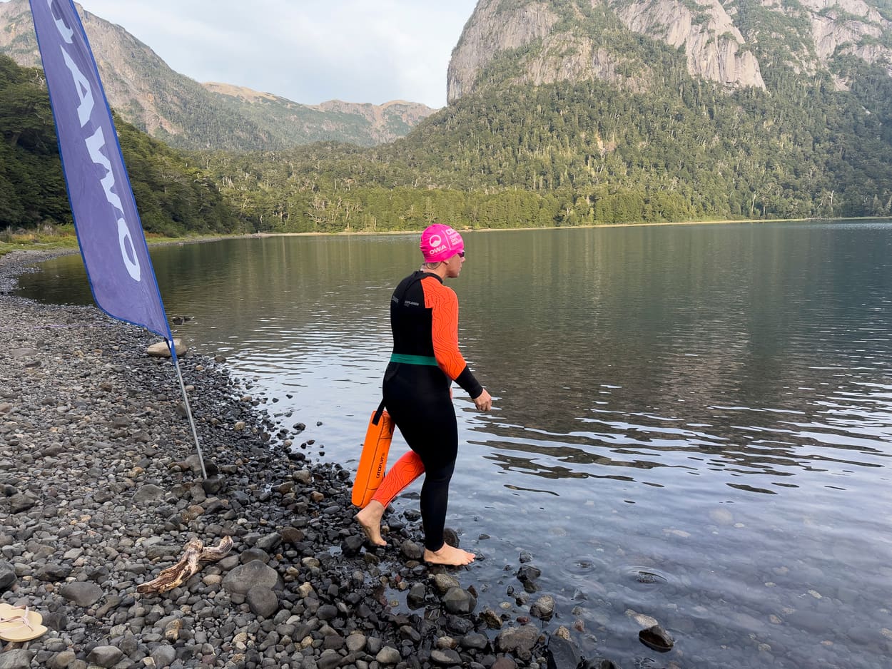 Nadadores en el lago Nahuel Huapi durante el cruce Blest a Villa Tacul