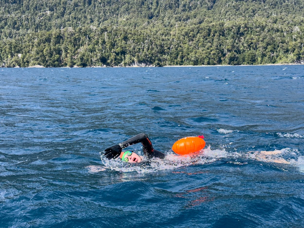 Nadador del cruce Blest a Villa Tacul en aguas abiertas