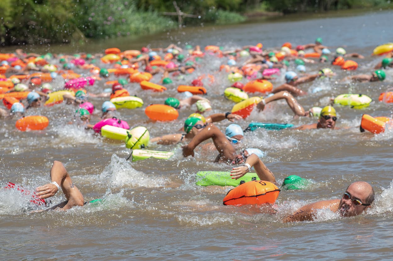 Nadadores en competencia en san pedro