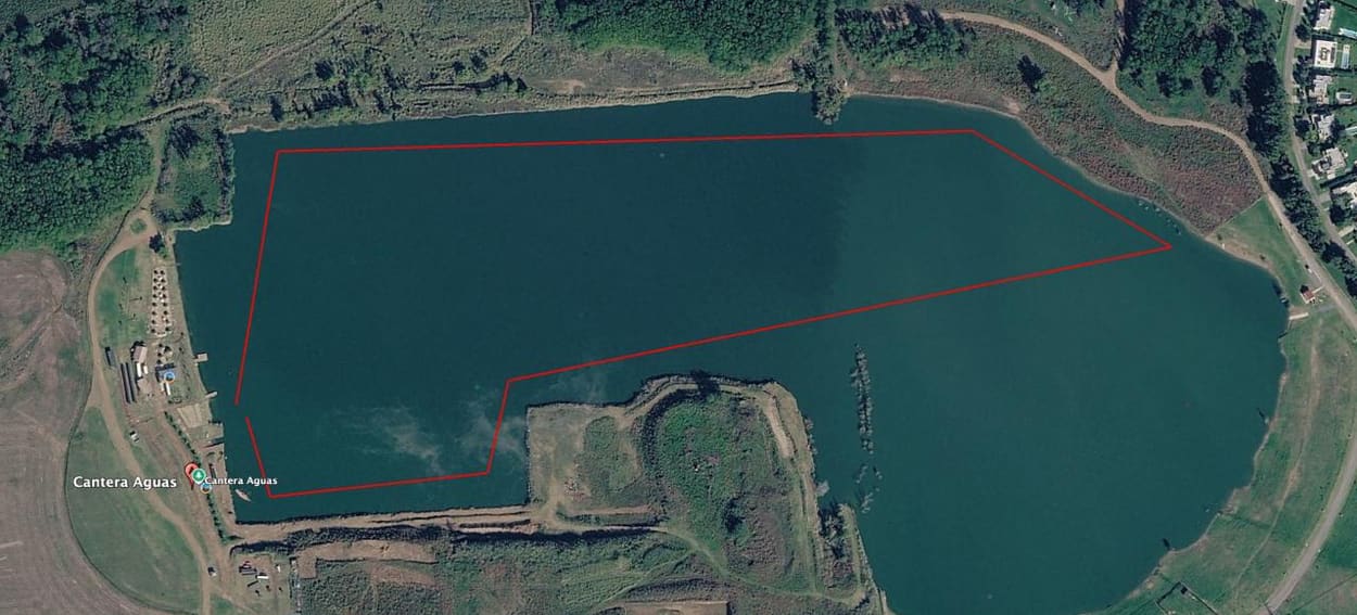 Vista aérea de la laguna Cantera Aguas con el circuito de Luján marcado en rojo