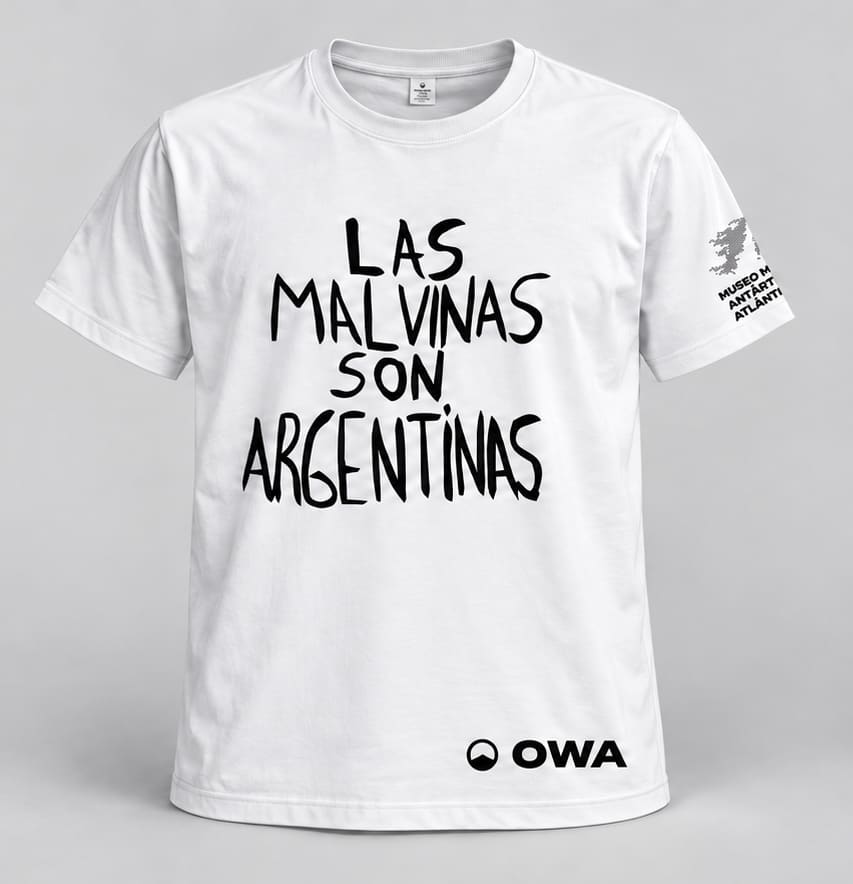 Remera oficial del Cruce del Nahuel, con la leyenda "Las Malvinas son argentinas" y el logo del Museo Malvinas