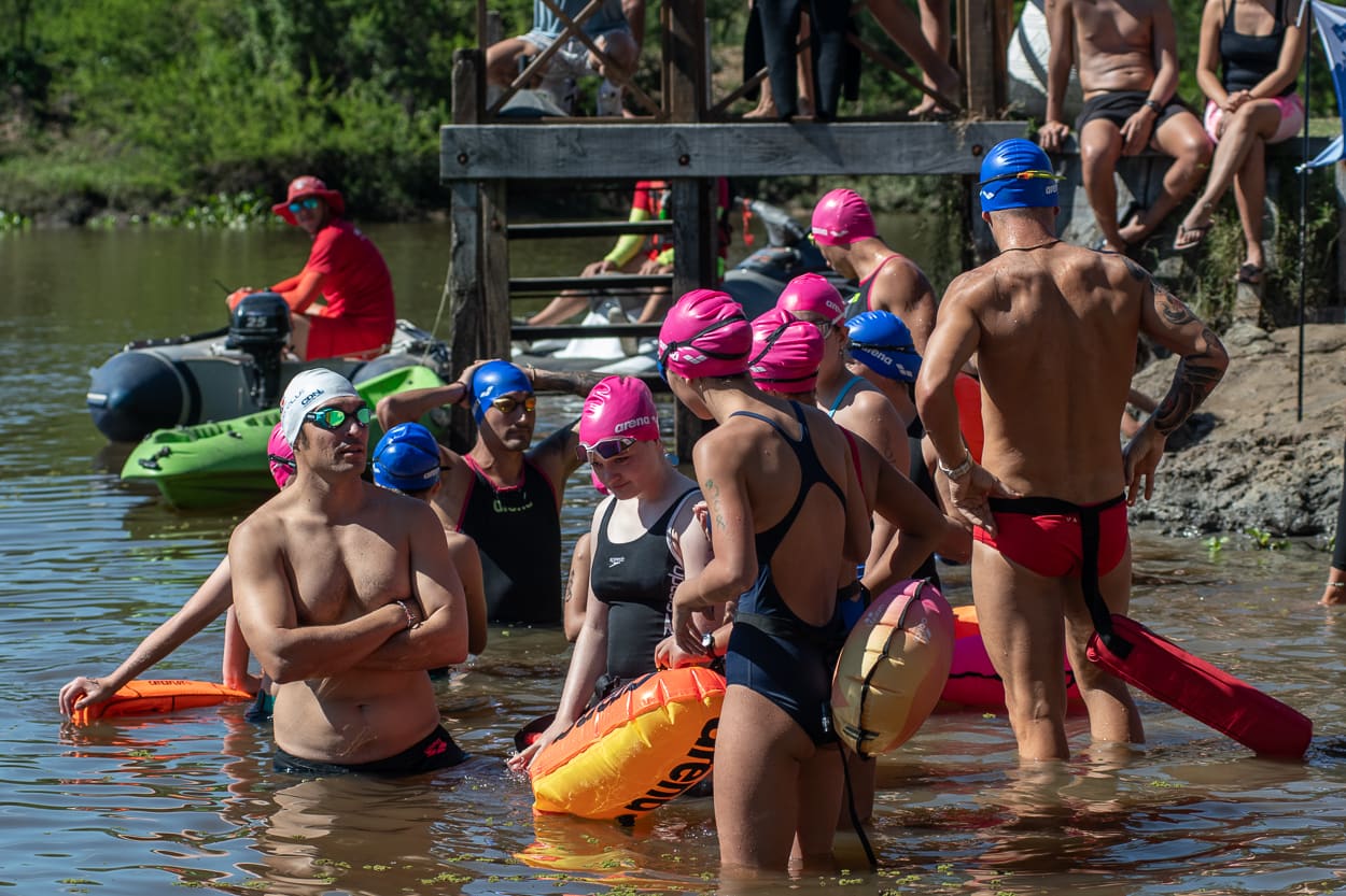 Jóvenes nadadores con gorra de OWA, listos para entrar al agua