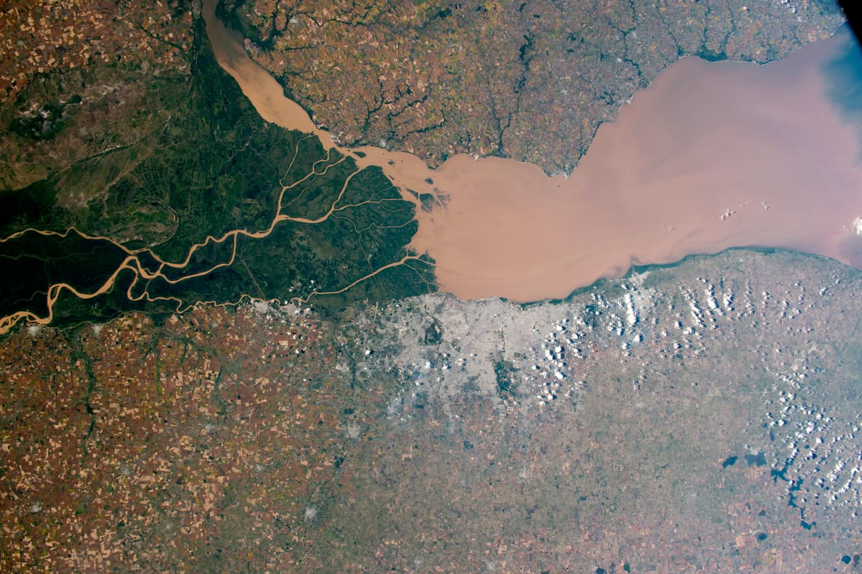 Vista aérea del Río de la Plata en la zona del cruce