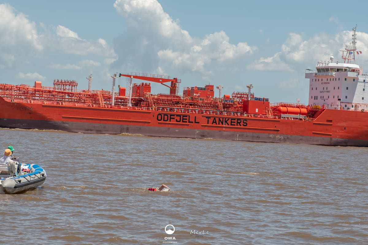 Nadador avanzando en el Río de la Plata