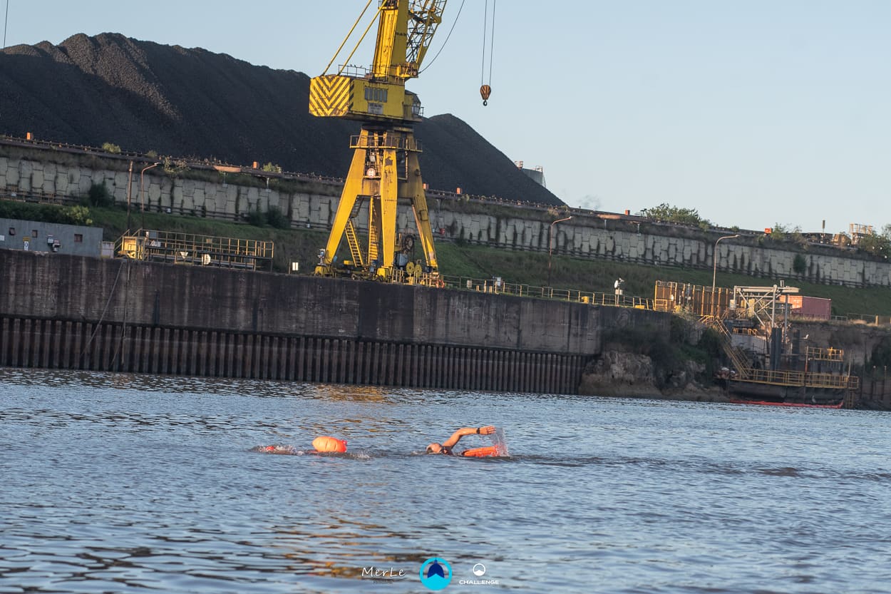 Nadador durante la larga travesía del Paraná