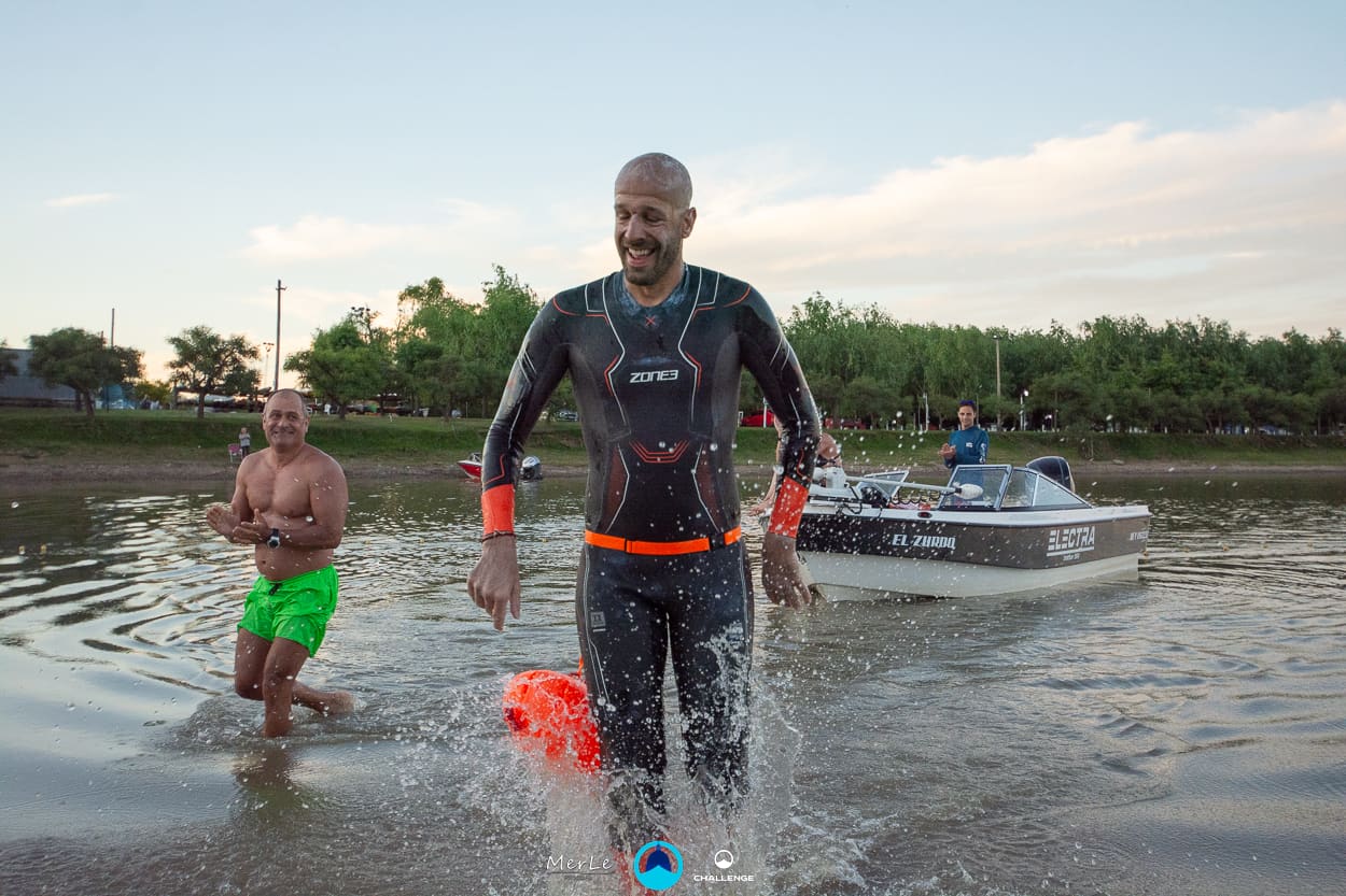 Nadador en pleno cruce del río Paraná