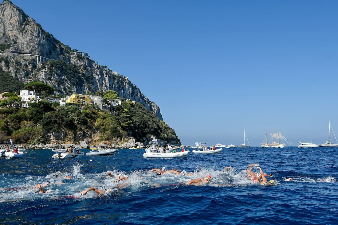 Nadadores en Capri–Nápoli, Italia