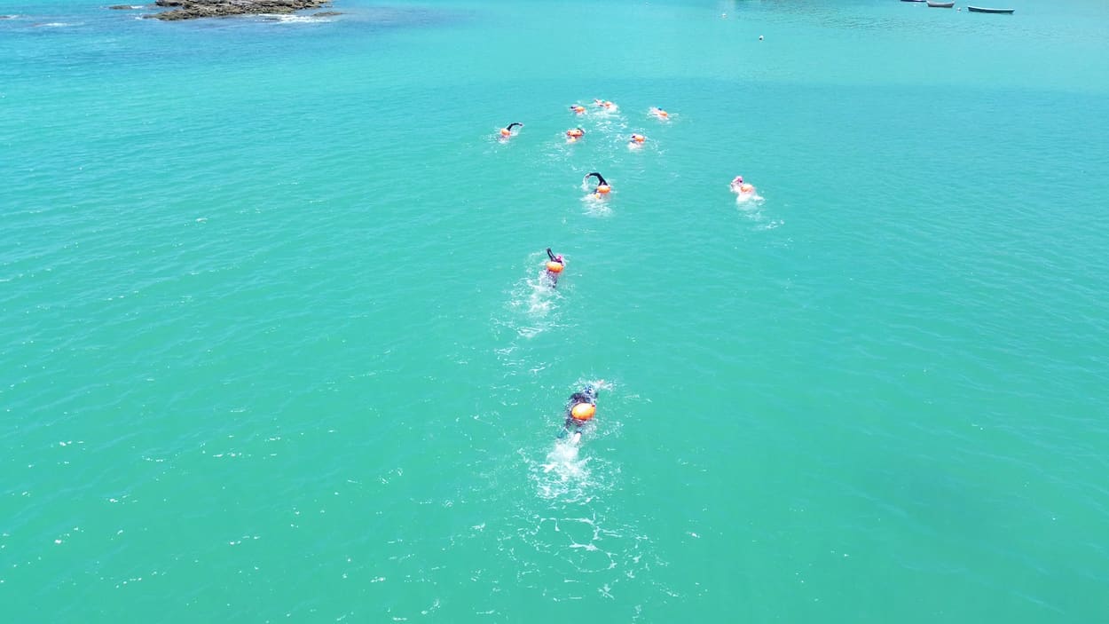 Vista aérea del grupo de OWA Travel cruzando la bahía de Búzios