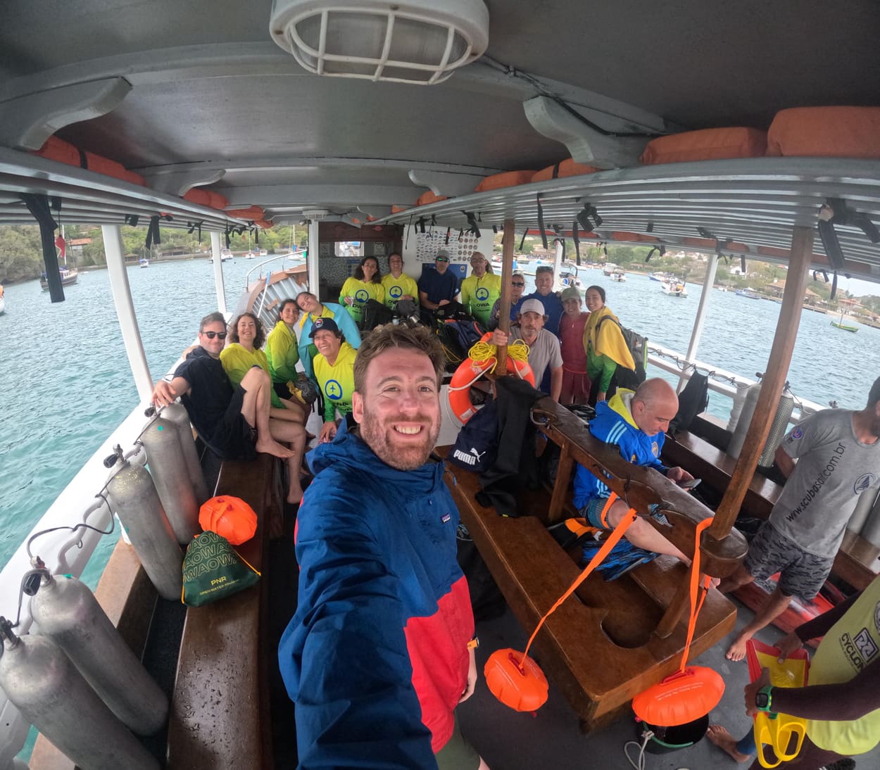 El grupo a bordo de la embarcación rumbo al punto de largada