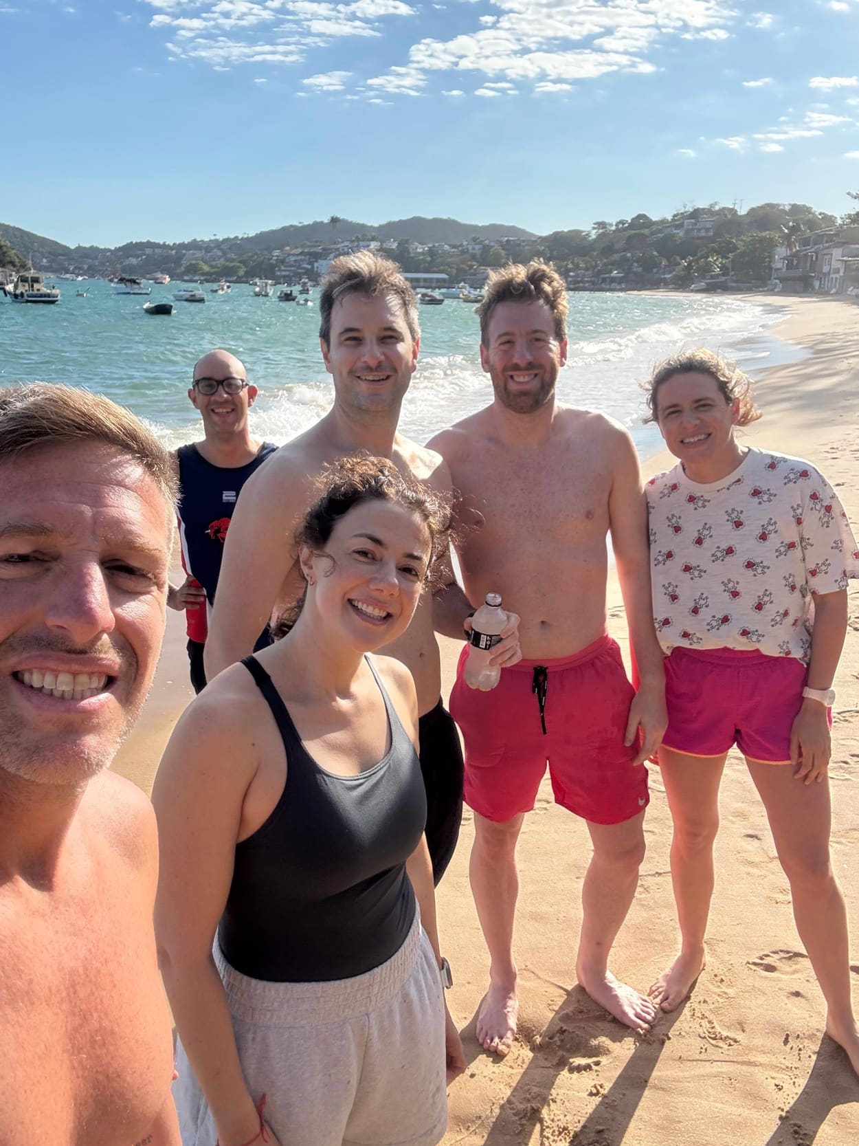 El grupo posando en la playa después de nadar