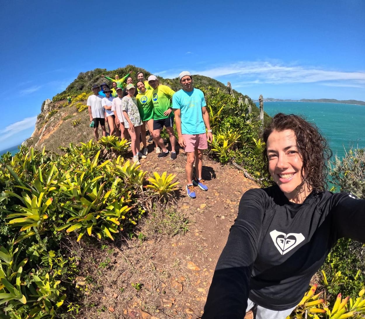 Grupo de nadadores en una caminata por la isla