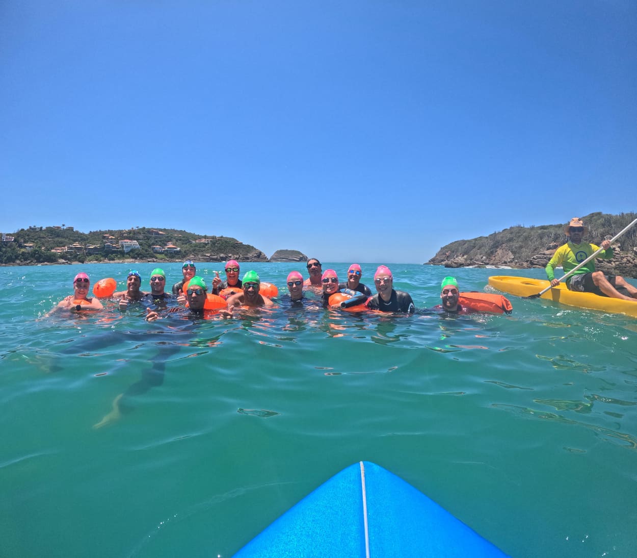 El grupo de OWA Travel flotando junto en el mar turquesa de Búzios