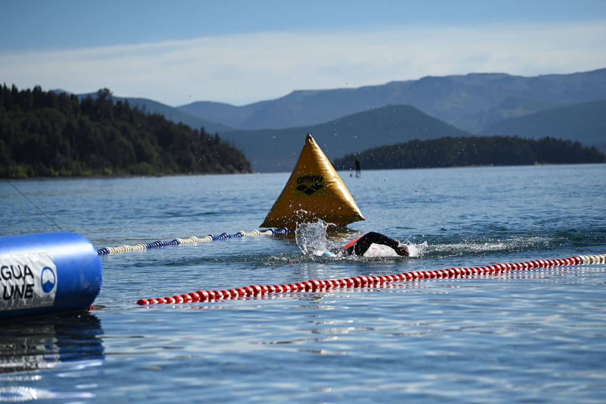 Nadador rodeando una boya de largada en el lago Nahuel Huapi