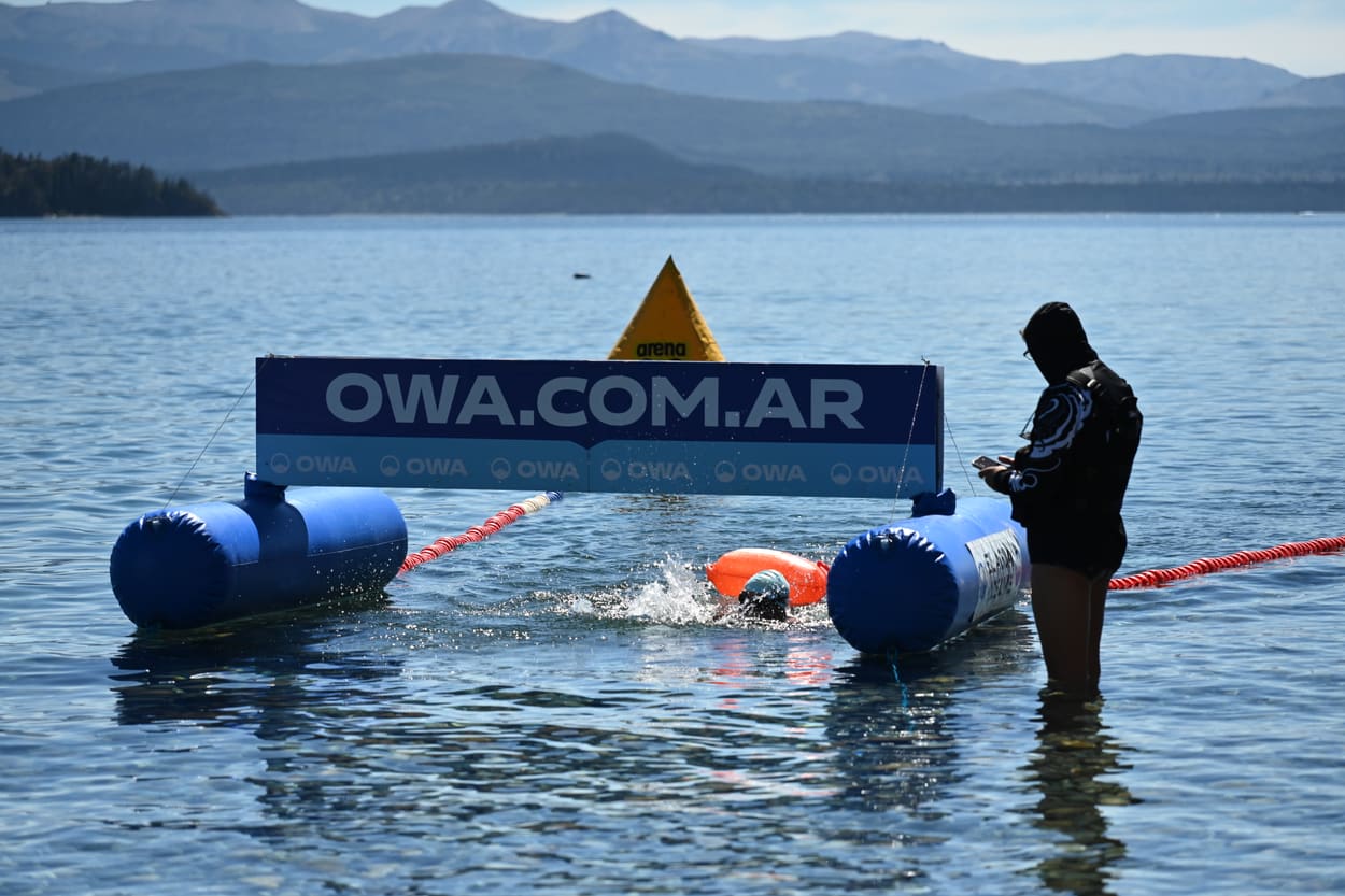 Nadador llegando a la meta bajo el arco de OWA