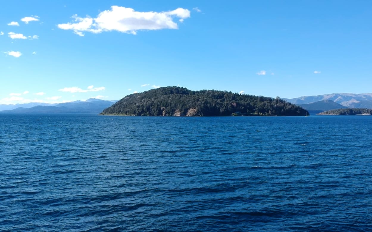Vista de la isla Huemul desde el lago Nahuel Huapi